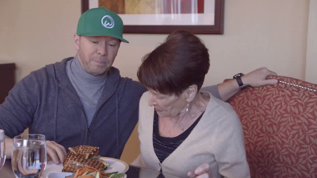 Tune in TONIGHT at 10/9c @Wahlburgers on A&E! #WahlburgersWednesday @WahlburgersAE https://t.co/l2SeJ07el1