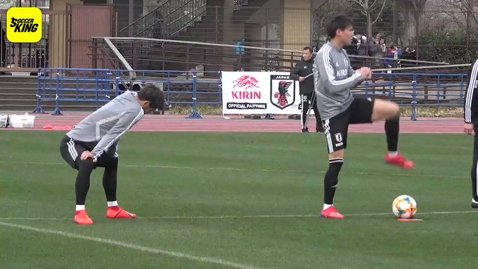 🏃♂️日本代表合宿🏃♂️A代表追加初招集の橋本拳人()山口蛍()、スタッフの藤田俊哉氏と談笑するなどリラックスした様 🏃♂️日本代表合宿🏃♂️A代表追加初招集の橋本拳人()山口蛍()、スタッフの藤田俊哉氏と談笑するなどリラックスした様