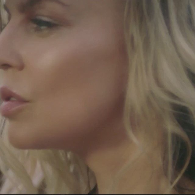 RT @Vevo: .@fergie is carefree in the premiere of her new video for #LifeGoesOn:  https://t.co/tslSASTzpz https://t.co/FfNxDouSDa