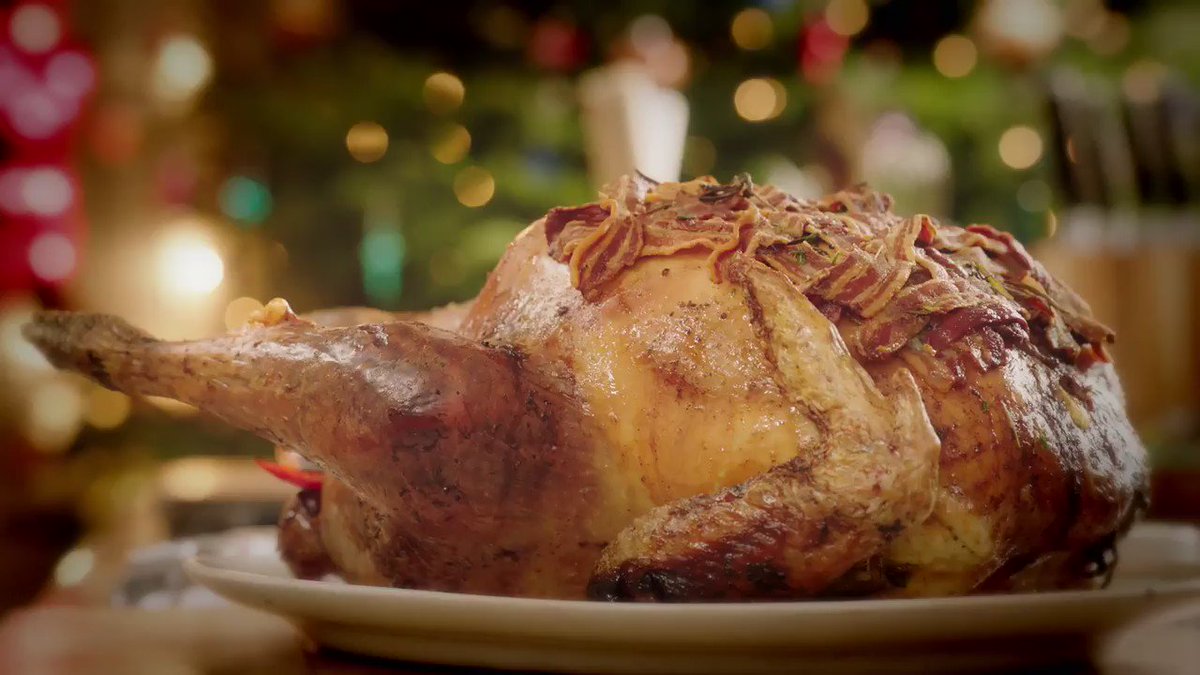 And here's that turkey...proper Lady Gaga!! #JamiesUltimateChristmas @channel4 https://t.co/FsCSCqngQ9