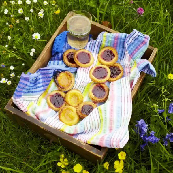 Get baking this #bankholiday with some Classic British treats...feeling proper nostalgic! https://t.co/nnNX0AHlUh https://t.co/a6EUOdjNcw