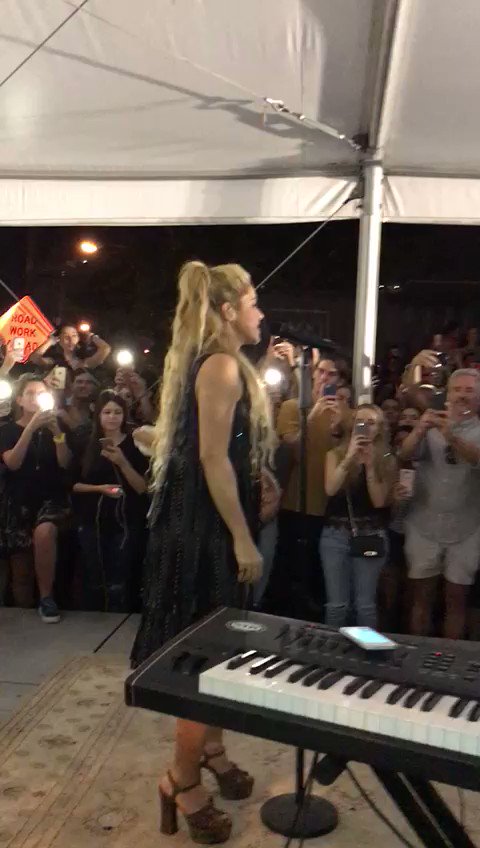 Esta noche actuación sorpresa en Miami. Increíble la energía, me han dejado con ganas de más!! 
Shak https://t.co/EOhLHnXLw4