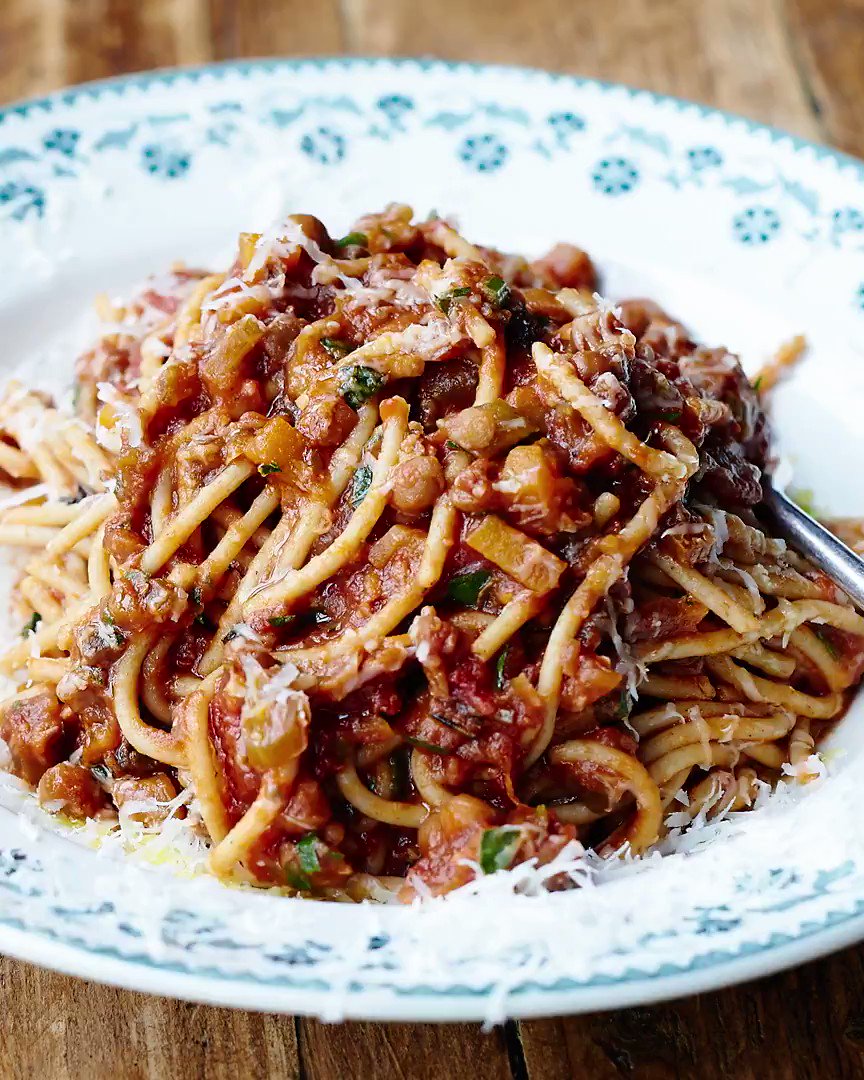 A #veggie favourite the whole family will love - veggie spaghetti bolognese! Gorgeous! #NationalVegetarianWeek https://t.co/VAP33Jl6rw