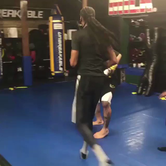 RT @WORLDSTAR: Does Snoop Dogg have hands?! ???????? @SnoopDogg https://t.co/Z5ZiGfvsz5