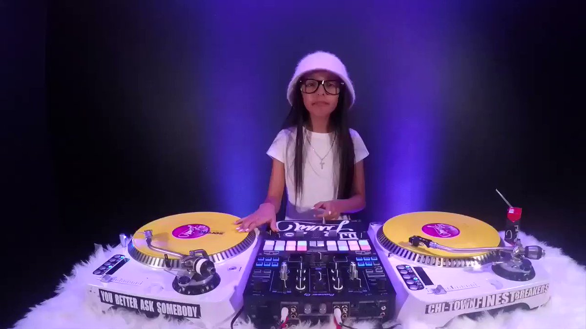 How amazing is this 10 year old DJ LIVIA who DJ’d the girls birthday party ????????❄️????✨ https://t.co/JcgfvTcE4J