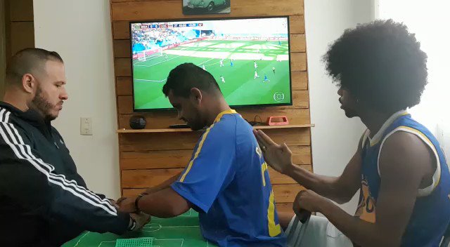 RT @LucasSposito_: A blind and deaf Brazilian fan celebrating Coutinho's goal today https://t.co/WWukFOdZW4