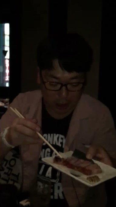 ついでに向の #甘肉(ベーコンの練乳がけ)動画も届きました🥓……が、なぜか映像がとても暗く、しかも途中からスローになると ついでに向の #甘肉(ベーコンの練乳がけ)動画も届きました🥓……が、なぜか映像がとても暗く、しかも途中からスローになると