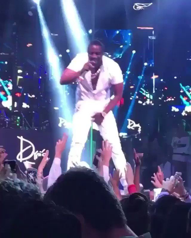Had to perform this one for the party crowd @DraisLV @thelonelyisland https://t.co/Uhx7ilImK1