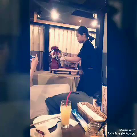 クレスさん&FRiCTのツキウタ。メンツでご飯会行ってきた~🙌こうやって生ハムをスライスしてくれるんだけど、ただ クレスさん&FRiCTのツキウタ。メンツでご飯会行ってきた~🙌こうやって生ハムをスライスしてくれるんだけど、ただ