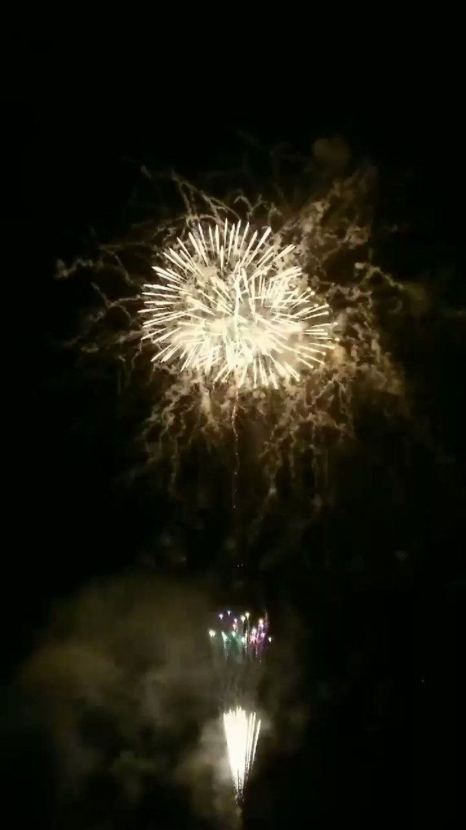 おはようございます٩(*´꒳`*)۶⚠️音量注意⚠️昨夜の打ち上げ花火毎年、見に行くけど、近くから綺麗に見えて感動でした おはようございます٩(*´꒳`*)۶⚠️音量注意⚠️昨夜の打ち上げ花火毎年、見に行くけど、近くから綺麗に見えて感動でした