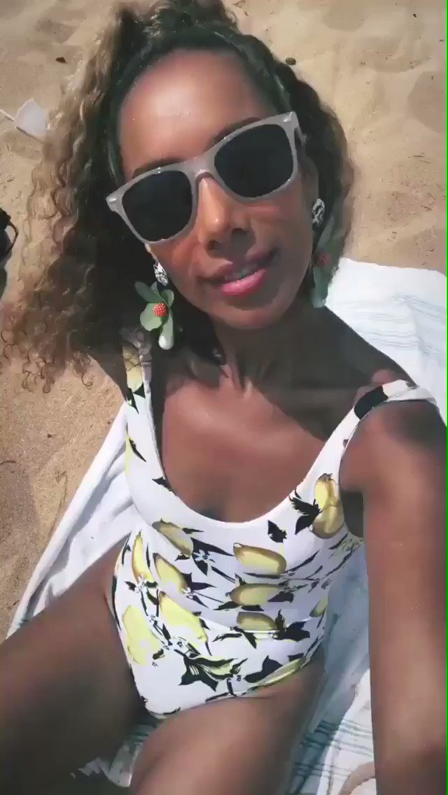 When you run to the beach to grab some sun time before heading back to set ☀️???? https://t.co/ZWcsZEnYOu