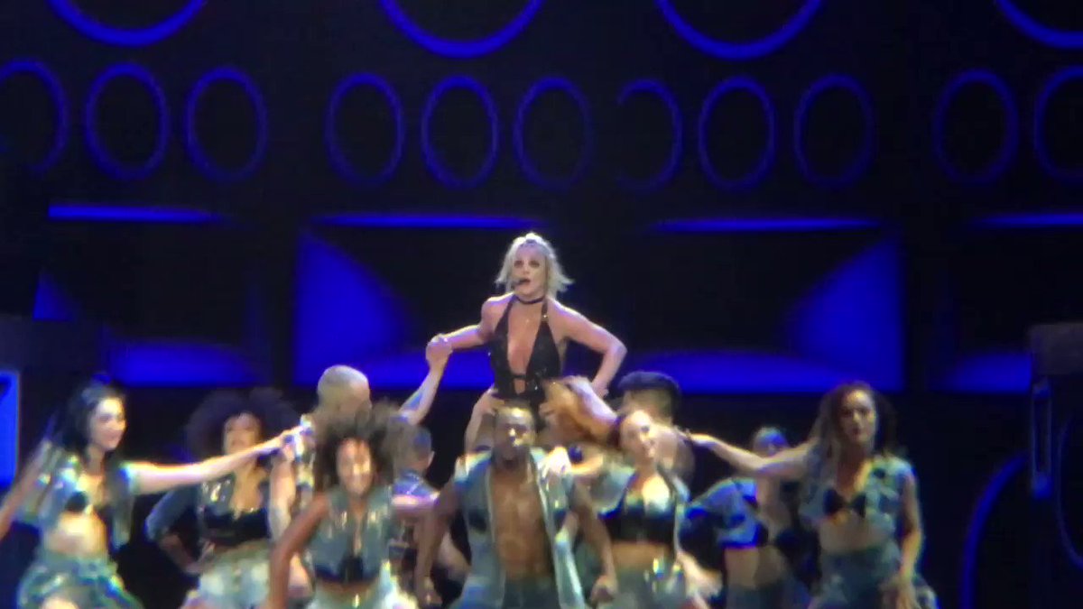My crew was on fire last night in Berlin!! It’s so much fun performing new songs on this tour! ???????????? #PieceOfMe https://t.co/loTsZUVZAE