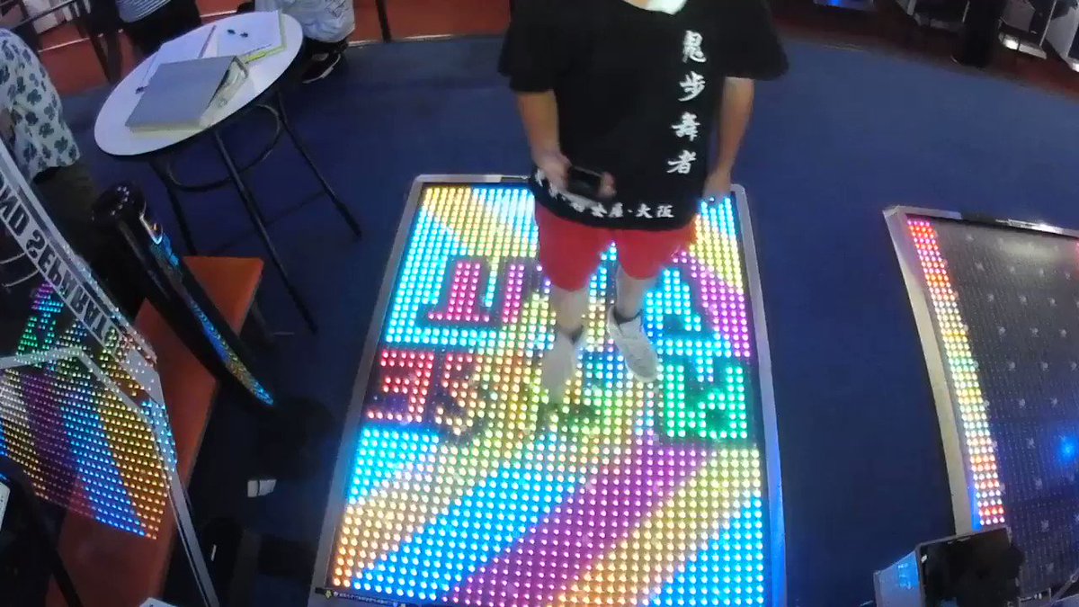 オマケ。ニッカポッカ履いたニーチャンがDDRとダンスラやってたのを見てレイバーステップもどきでポプテピピックを踊る着想を オマケ。ニッカポッカ履いたニーチャンがDDRとダンスラやってたのを見てレイバーステップもどきでポプテピピックを踊る着想を