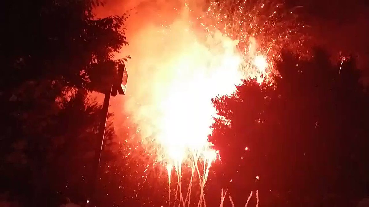 花火の音が大きくて聞こえないかもだけど、BGMに前前前世←そういや、聖地やったなぁ…君の名は。 花火の音が大きくて聞こえないかもだけど、BGMに前前前世←そういや、聖地やったなぁ…君の名は。