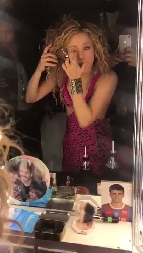 Clip slip! All female artists who perform with a clip in their hair please raise your hands! Shak https://t.co/0xxCtSufs3