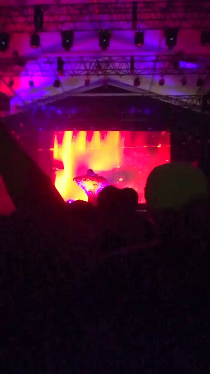 Flying Lotusは宇宙、前の観客全然踊らないのは文化やと割り切った、左前のボーダークソ女、バーに頭のせてボーっと Flying Lotusは宇宙、前の観客全然踊らないのは文化やと割り切った、左前のボーダークソ女、バーに頭のせてボーっと