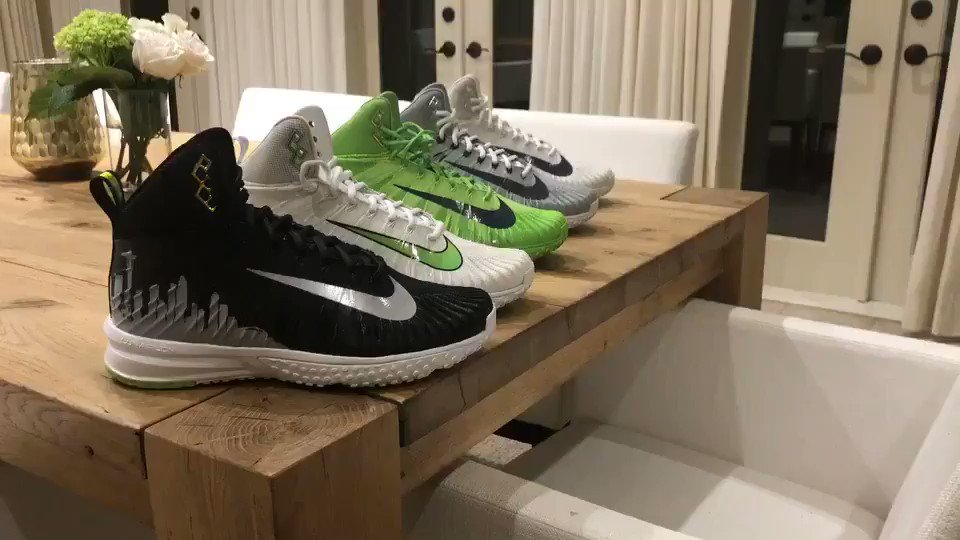 Special Delivery!! Aaaahhh! Babe got his Game Day cleats made for me! 
????????????@DangeRussWilson @Nike https://t.co/0CAkfogKCE