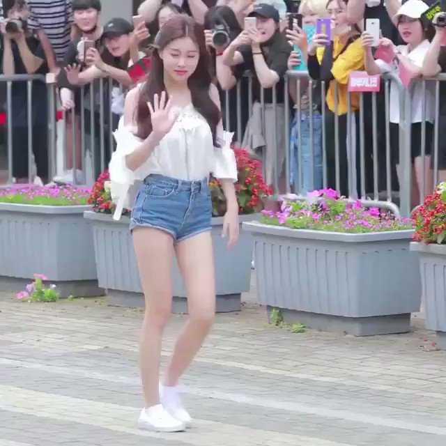 ぺたんこスニーカーでこの美脚だしフェイスラインも仕草も細い腕と肩もすべて完璧にかわいい ぺたんこスニーカーでこの美脚だしフェイスラインも仕草も細い腕と肩もすべて完璧にかわいい