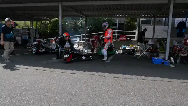 パワーパイプ製アルミフレームに、4ストロークエンジンを搭載したF4マシン。ドライバーはF1も操る清野さん。パッセンジャー パワーパイプ製アルミフレームに、4ストロークエンジンを搭載したF4マシン。ドライバーはF1も操る清野さん。パッセンジャー