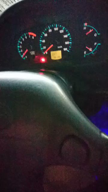 コンビニの駐車場でばくおん(けいおん)して遊んでいます コンビニの駐車場でばくおん(けいおん)して遊んでいます