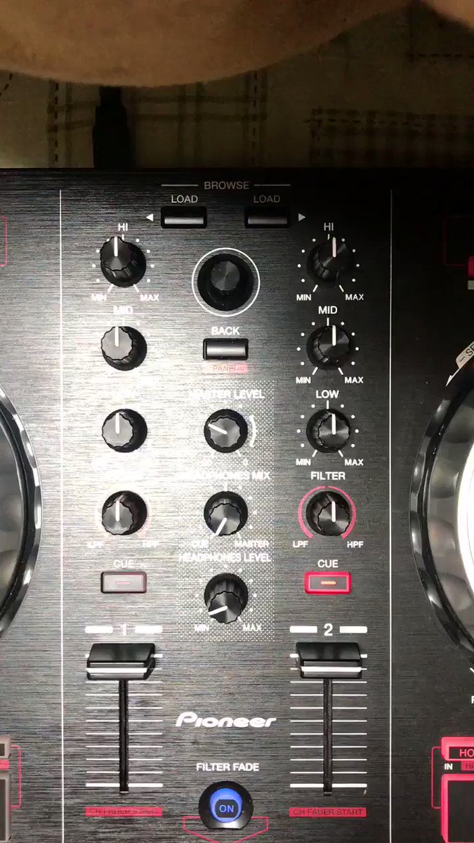 これもよく現場でやってるんだけど、次に流す曲の低音をお借りしてLOWを全カットするやり方もあるんよ、ロック楽曲でBPM合 これもよく現場でやってるんだけど、次に流す曲の低音をお借りしてLOWを全カットするやり方もあるんよ、ロック楽曲でBPM合