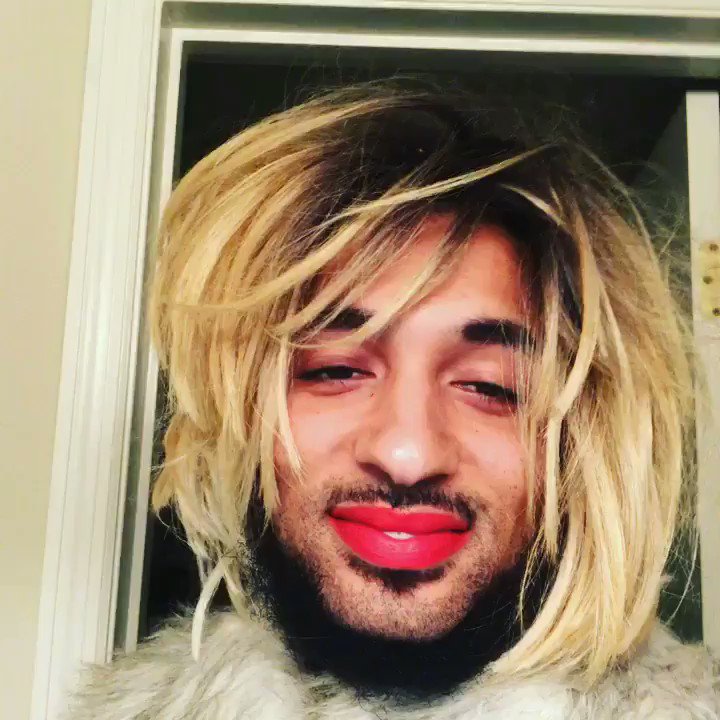 RT @joanneprada: Nothing like a Sunday, or a red lip. https://t.co/a2NxbBfkFH