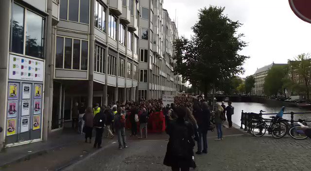 De protestmars is aangekomen bij P.C. Hoofthuis #PCH. Tientallen lopers in de protestmars gaan nu het pand binnen. <a href="https://t.co/bduJhvDsTS" target="_blank">https://t.co/bduJhvDsTS</a>