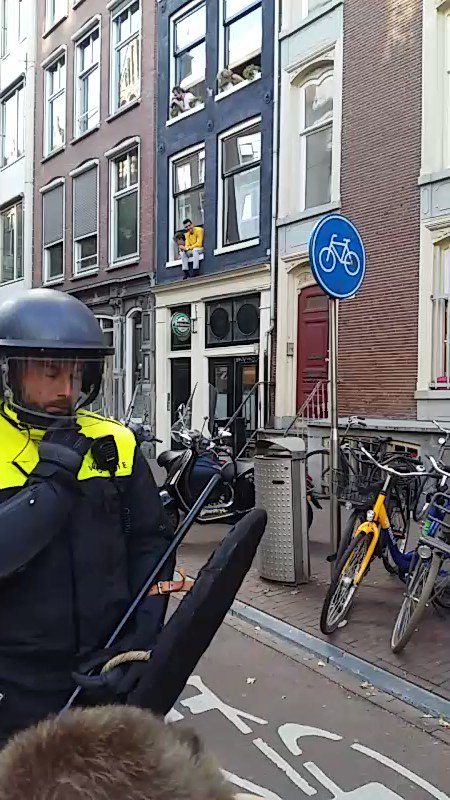 Een voor een worden de studenten weggedragen #pch <a href="https://t.co/oEWWCH9e1U" target="_blank">https://t.co/oEWWCH9e1U</a>