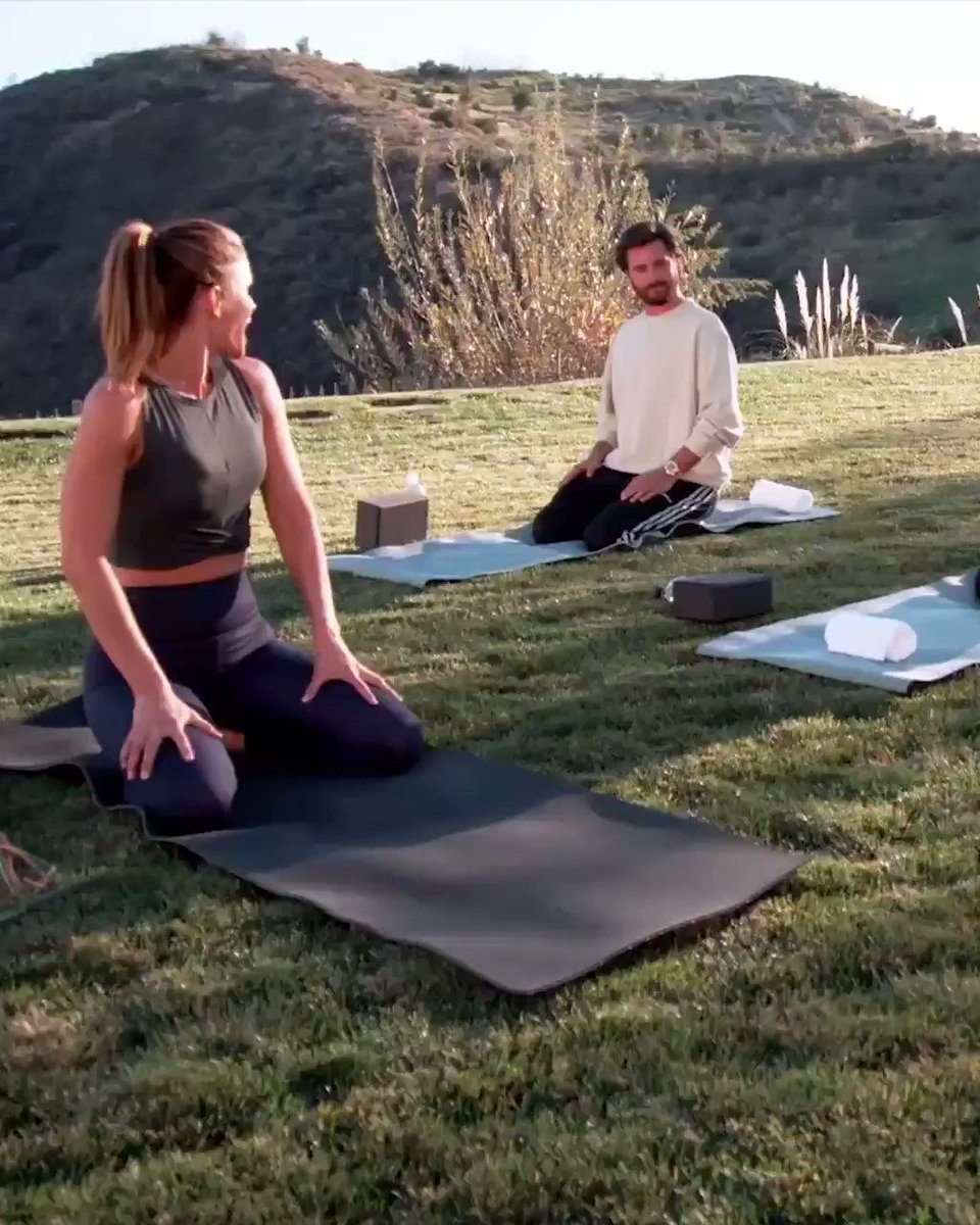 They did pregnant yoga with me and it made my day!! ???? #KUWTK #Tonight @kuwtk https://t.co/2HlpFQY9QG