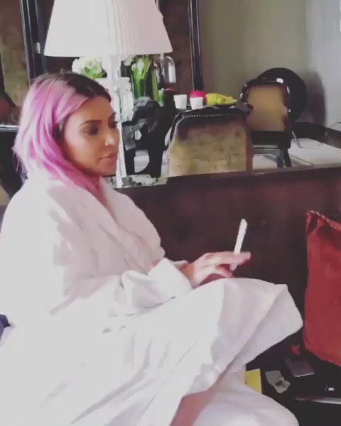Tune in tonight to watch Keeping Up With The Kardashians on E! https://t.co/KXnzmsUbiP