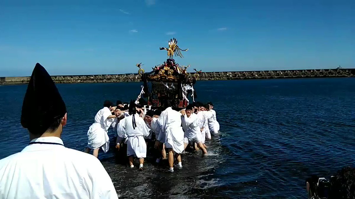 やっと行けた先週の伊東の秋祭り。朝の間に合わなかったから昼前の海に入るところ #あまんちゅ やっと行けた先週の伊東の秋祭り。朝の間に合わなかったから昼前の海に入るところ #あまんちゅ