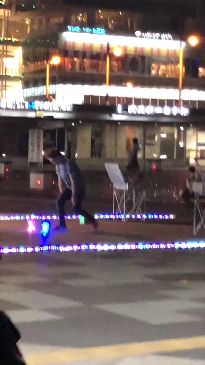高松駅前でユーリ!!! on ICEの曲でパーフォーマンスしてた!✨しかも勇利とヴィクトルのカラーで綺麗だった〜✨☺️ 高松駅前でユーリ!!! on ICEの曲でパーフォーマンスしてた!✨しかも勇利とヴィクトルのカラーで綺麗だった〜✨☺️