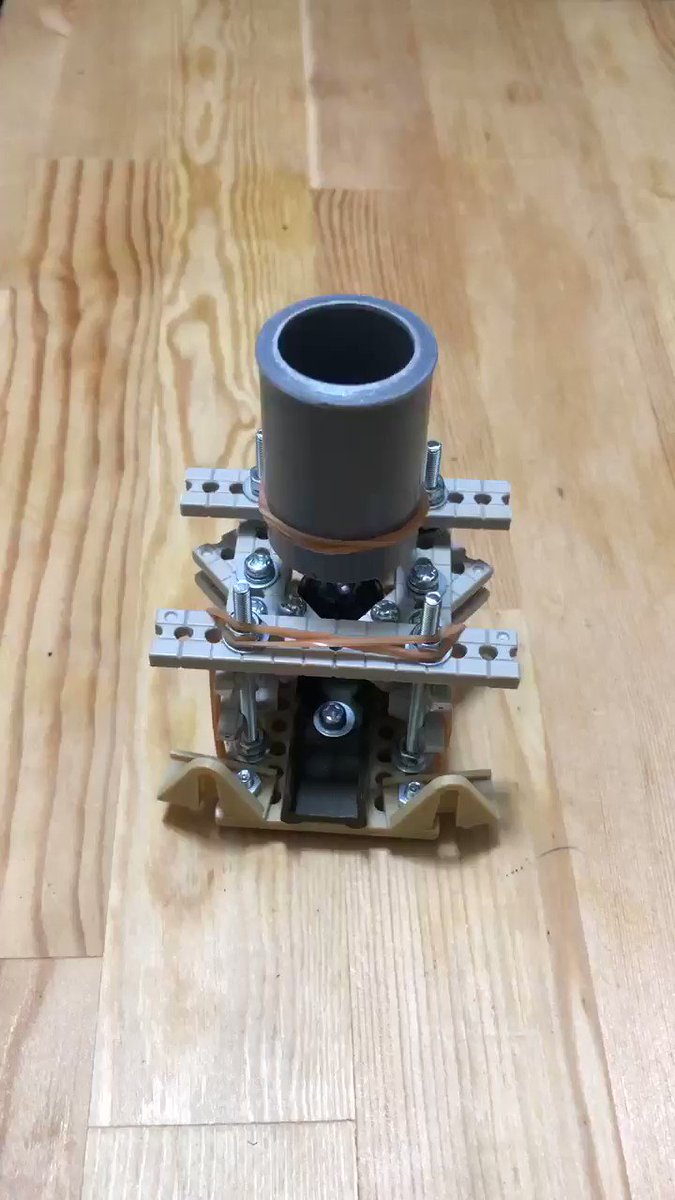 よーしできたぞ。自作ビーダマン概念検証機第一号。タミヤのユニバーサルアーム、ユニバーサルプレート、塩ビパイプ、それからた よーしできたぞ。自作ビーダマン概念検証機第一号。タミヤのユニバーサルアーム、ユニバーサルプレート、塩ビパイプ、それからた