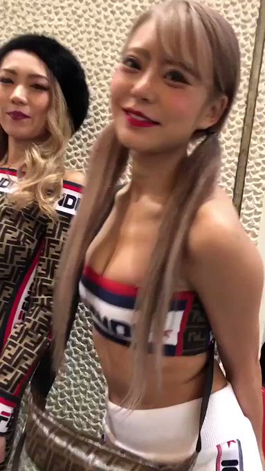 撮影の裏側。動画の方がかわいいって凄い。るなしゃん、クロエぴーさん。#fendi #fendimania #fendib 撮影の裏側。動画の方がかわいいって凄い。るなしゃん、クロエぴーさん。#fendi #fendimania #fendib