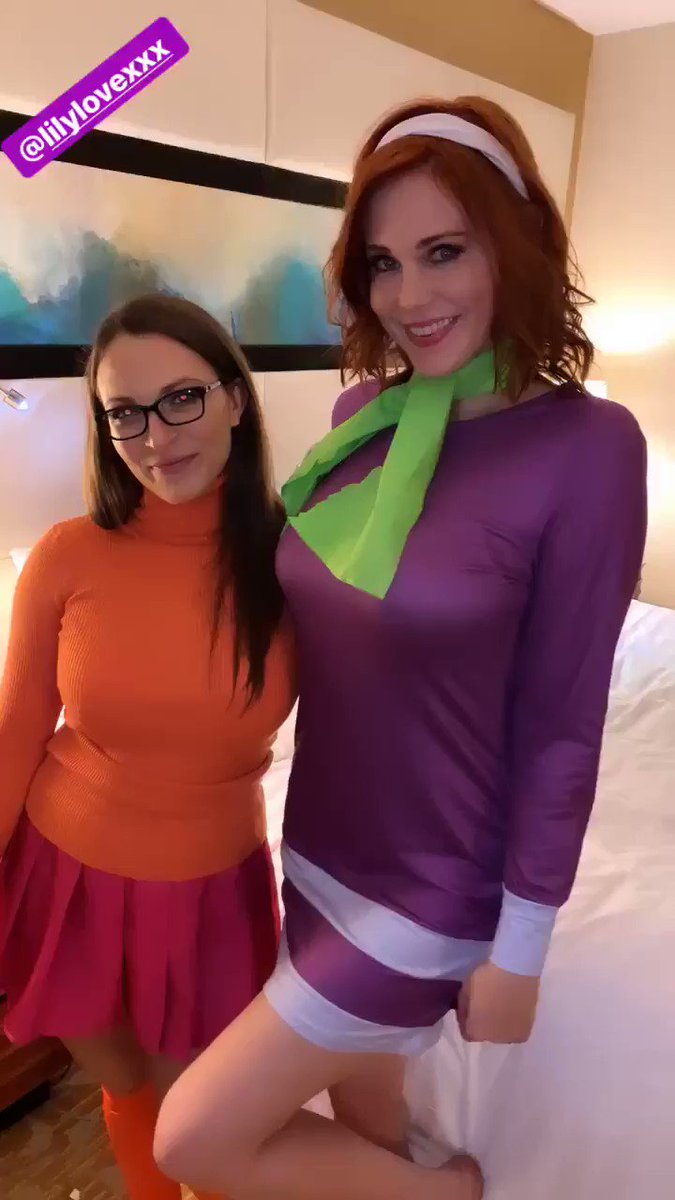Halloween Hotness with Daphne and Velma! @Lily_lovexxx #ScoobyDoo https://t.co/Jdpqu60nAE