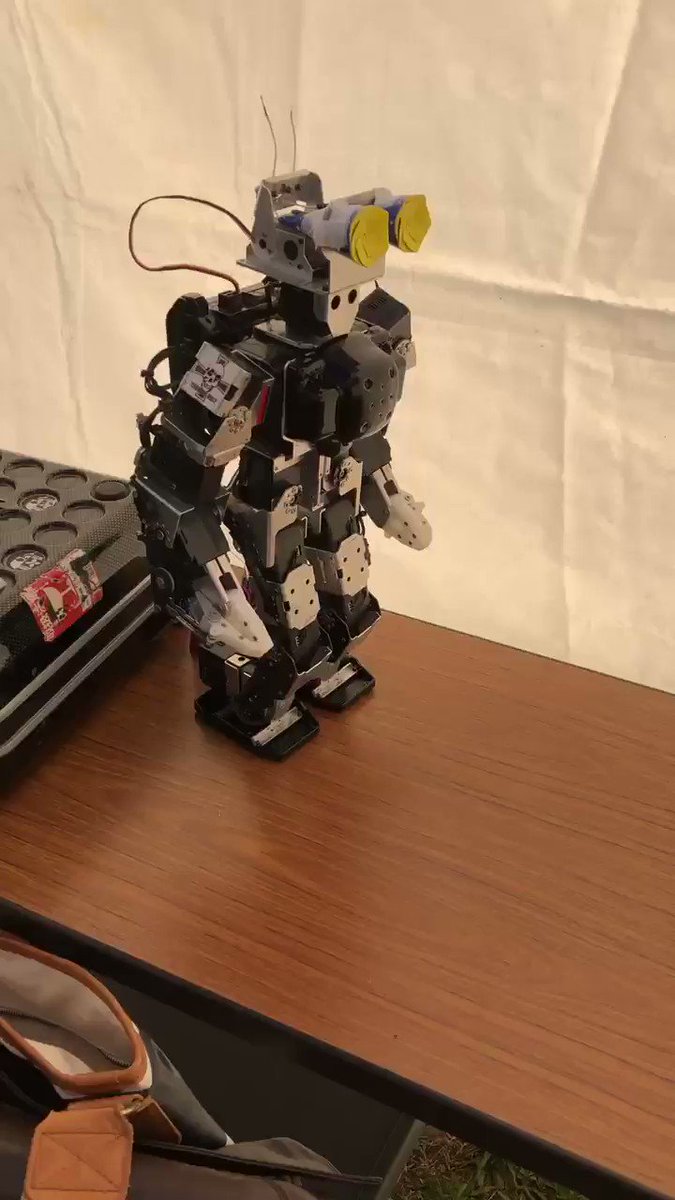 サンダー様こと「カナダの黒い呪術師」サンダーボルトが控室でトレーニング中。二足歩行ロボットは足腰が命。徹底的に鍛えます。 サンダー様こと「カナダの黒い呪術師」サンダーボルトが控室でトレーニング中。二足歩行ロボットは足腰が命。徹底的に鍛えます。