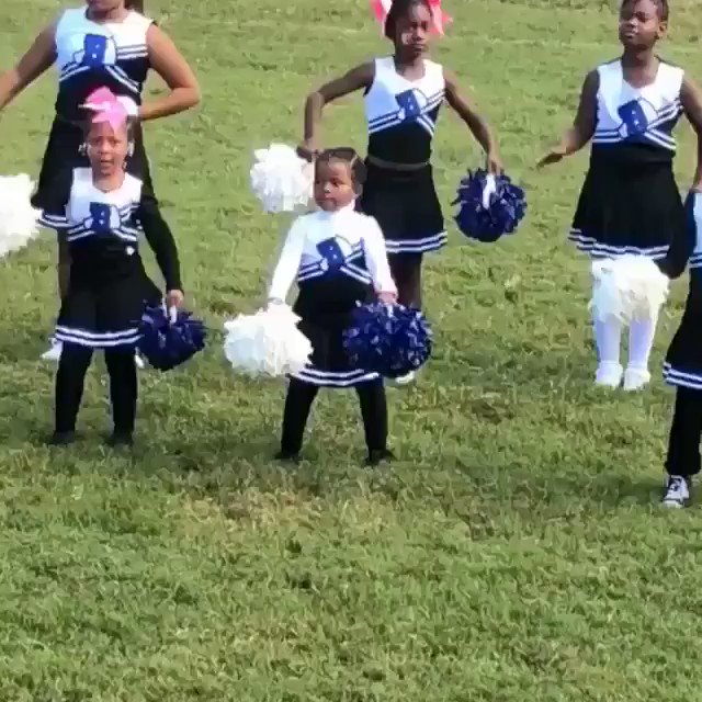 Me in the middle all day ☺️????.  Shine lil mama! #LevelUp https://t.co/WsaRt7HkW7