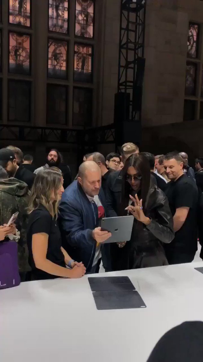 Trying out the new iPad Pro last week with Sir Jony Ive at the #AppleEvent2018 ▫️ #Tbt https://t.co/Tbw9Wh5R1g