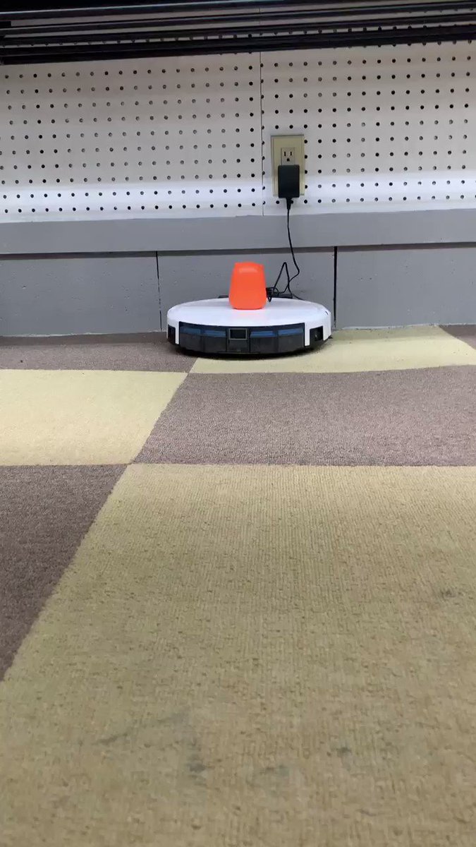 職場にロボット掃除機を導入したら生徒たち大喜びしててわろた。#うまるちゃん#ルンバ#ではない 職場にロボット掃除機を導入したら生徒たち大喜びしててわろた。#うまるちゃん#ルンバ#ではない