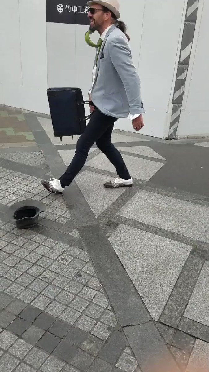 心斎橋の駅の近くにもう観るからに止まってる外人さんいた笑セルビスさんかと思ったWww,いちみりたりともうごいてないから超 心斎橋の駅の近くにもう観るからに止まってる外人さんいた笑セルビスさんかと思ったWww,いちみりたりともうごいてないから超