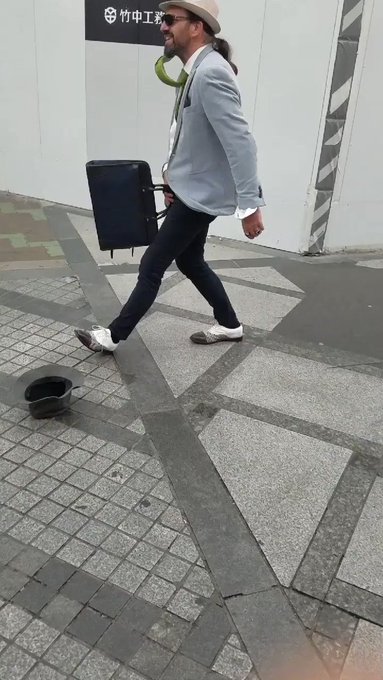 心斎橋の駅の近くにもう観るからに止まってる外人さんいた笑セルビスさんかと思ったWww,いちみりたりともうごいてないから超 心斎橋の駅の近くにもう観るからに止まってる外人さんいた笑セルビスさんかと思ったWww,いちみりたりともうごいてないから超