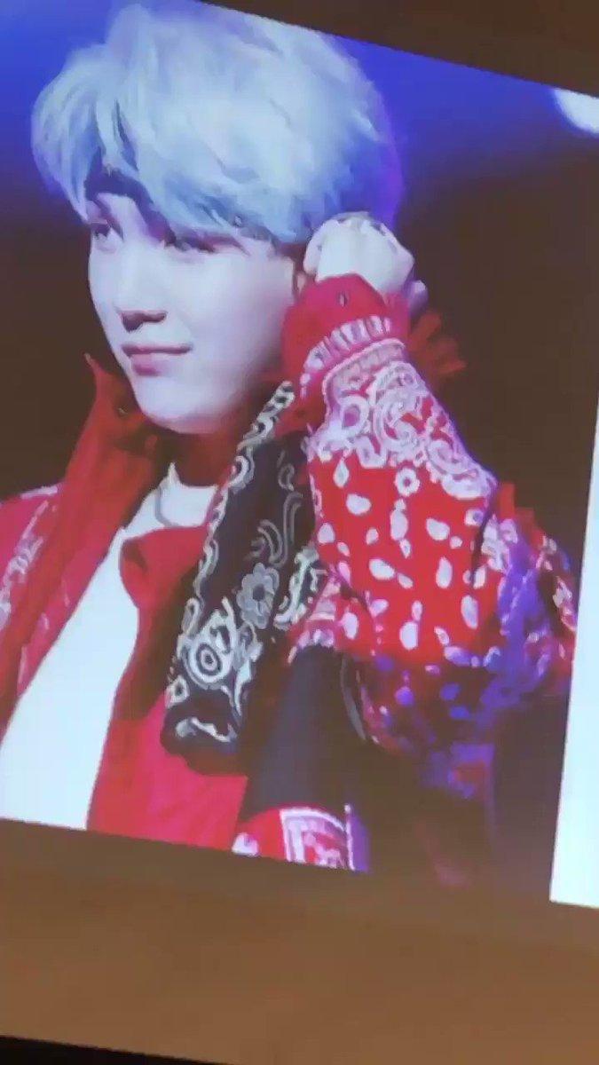 《動画 #BTSby丸屋九兵衛 》Sugaの赤&青のバンダナを解説するQB氏。Bloods & Crip 《動画 #BTSby丸屋九兵衛 》Sugaの赤&青のバンダナを解説するQB氏。Bloods & Crip