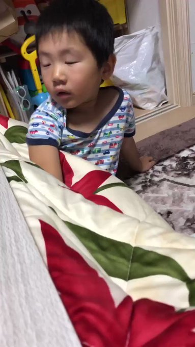 眠いのにHappy Time 流したらすぐフリフラまわしちゃう🤣私もつい…笑4歳児をここまでさせてくれるカナやんすごすぎ 眠いのにHappy Time 流したらすぐフリフラまわしちゃう🤣私もつい…笑4歳児をここまでさせてくれるカナやんすごすぎ