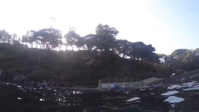 とにかく青いこの時期の海。澄んだ冬の海を知らないなんてもったいなさすぎる。今日の気温は13℃水温は21℃外が寒けりゃ海の とにかく青いこの時期の海。澄んだ冬の海を知らないなんてもったいなさすぎる。今日の気温は13℃水温は21℃外が寒けりゃ海の