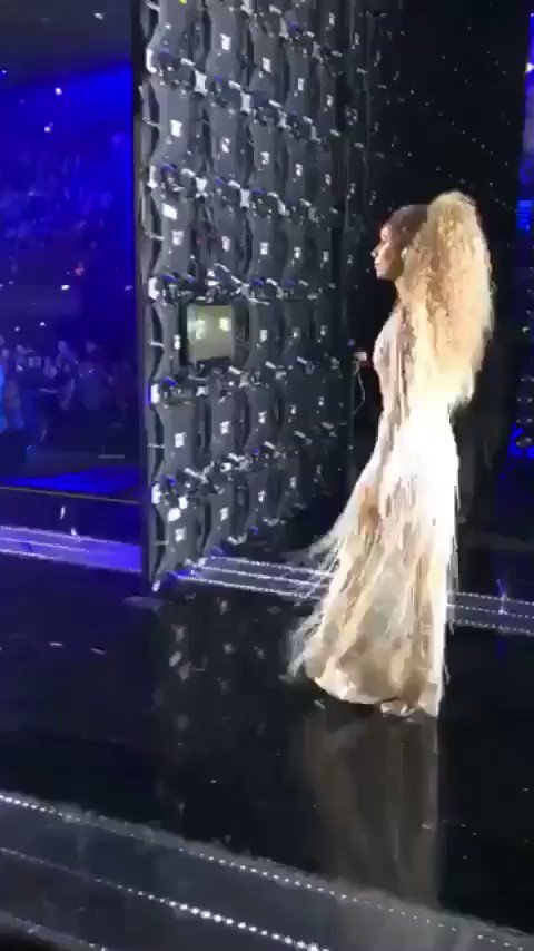 When the @TheXFactor doors open you have to shimmy ✨ https://t.co/LanPD5mIJI