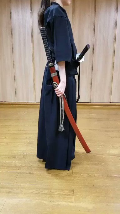 「控え」目上の人を前にした時の刀の持ち方です流派によって持ち方は違いますが、「一番抜刀しづらい持ち方で、相手に敵意がない 「控え」目上の人を前にした時の刀の持ち方です流派によって持ち方は違いますが、「一番抜刀しづらい持ち方で、相手に敵意がない