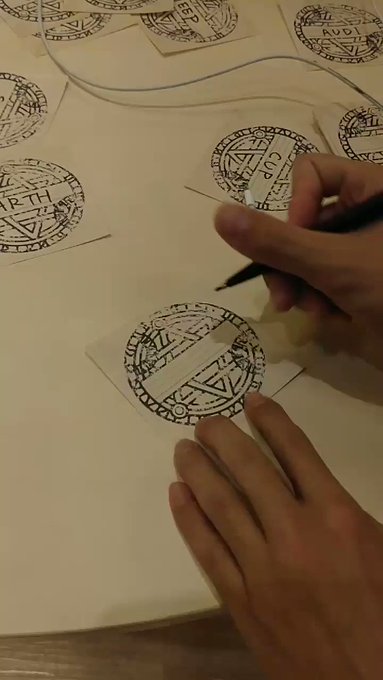 文字を書いて読み込むと、魔法陣から召喚される!すごい!ORANGEって書いたらだるまがでた!!(APPLEのときは林檎で 文字を書いて読み込むと、魔法陣から召喚される!すごい!ORANGEって書いたらだるまがでた!!(APPLEのときは林檎で