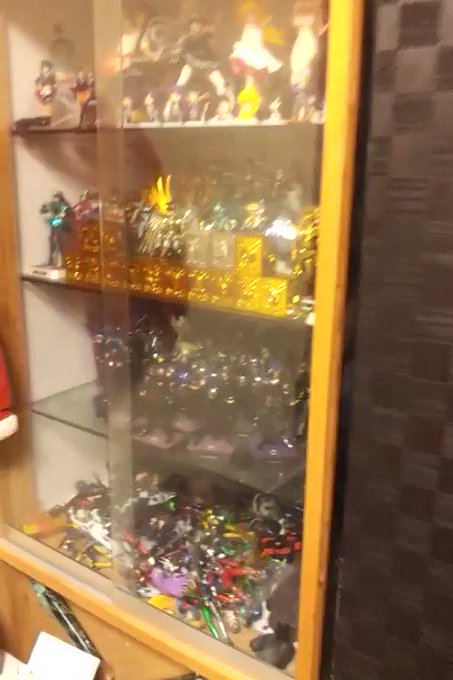 実家の元俺の部屋ショーケース一番下段の仮面ライダーたちは甥っ子たちの餌食、それより上段の聖闘士星矢たちは無事だったけど、 実家の元俺の部屋ショーケース一番下段の仮面ライダーたちは甥っ子たちの餌食、それより上段の聖闘士星矢たちは無事だったけど、