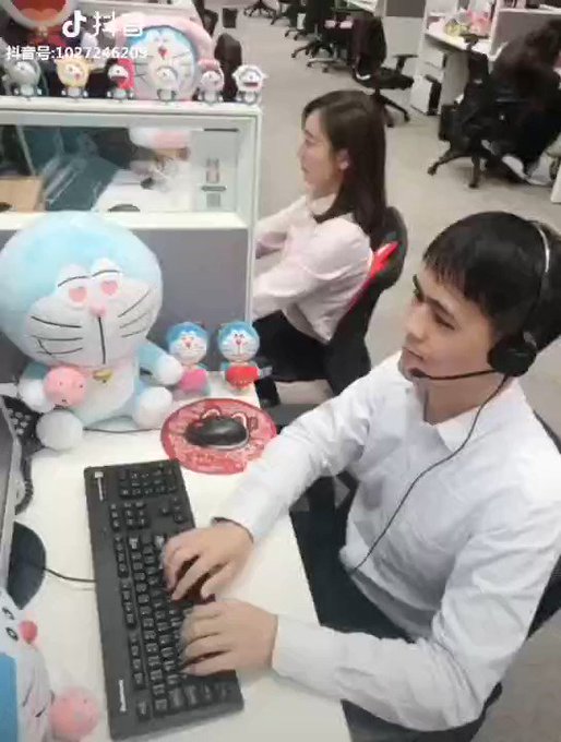 中国の、お客さんから「女を出せ!」と強要されたカスタマーサービスの人🤭🤭😂😆 後半は”女性”がドラえもんカードの説明をし 中国の、お客さんから「女を出せ!」と強要されたカスタマーサービスの人🤭🤭😂😆 後半は”女性”がドラえもんカードの説明をし