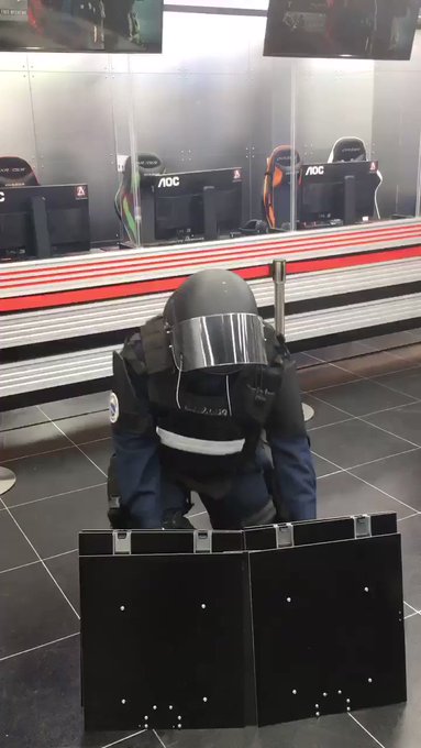コミケ二日目に少し改良した展開型シールド持っていきます!防衛の皆様並びに通り掛かった皆様、是非写真撮って行ってください! コミケ二日目に少し改良した展開型シールド持っていきます!防衛の皆様並びに通り掛かった皆様、是非写真撮って行ってください!